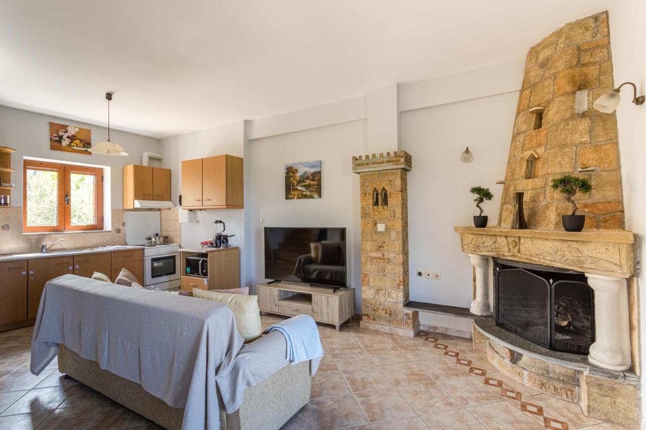 Chioureas Apartments Lévktron Екстериор снимка