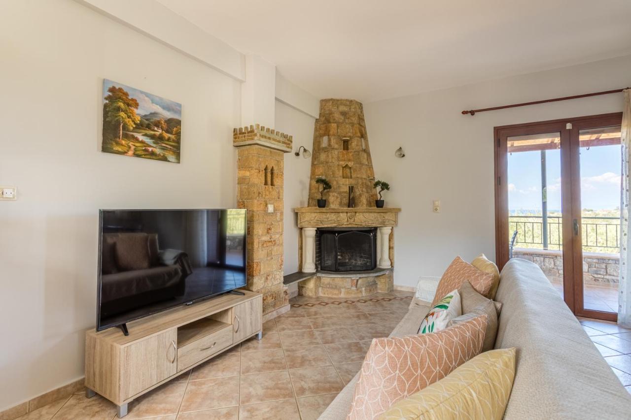 Chioureas Apartments Lévktron Екстериор снимка